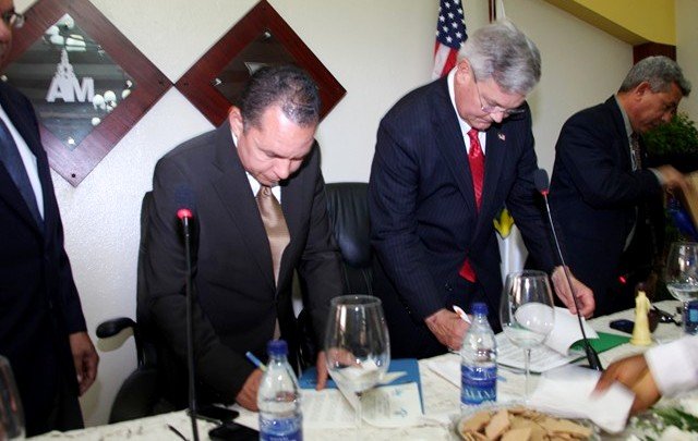 Remberto Cruz, tras resaltar la presencia de su homólogo, Alcalde de Fort Myers, Randall Herdenson, con quien firmó el Convenio de Hermandad